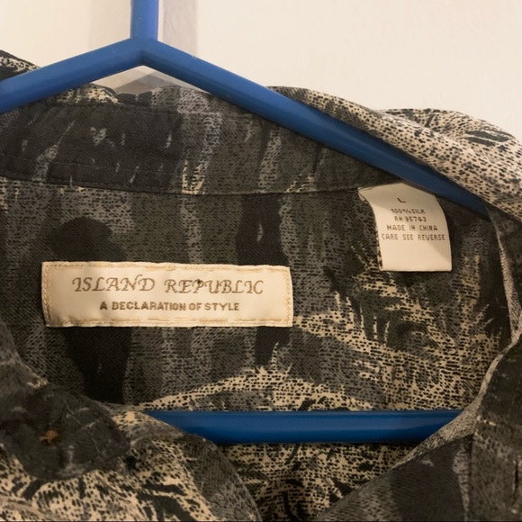 Island Republic 100% Silk - Picture 2 of 2